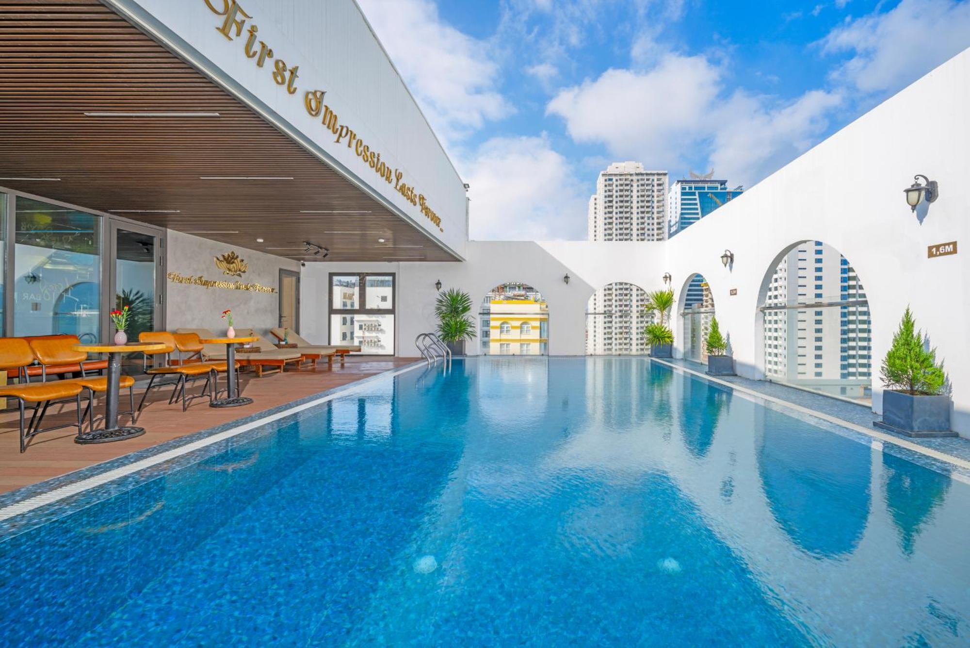 Golden Lotus Hotel Da Nang - Rooftop Bar Sea View Exteriör bild